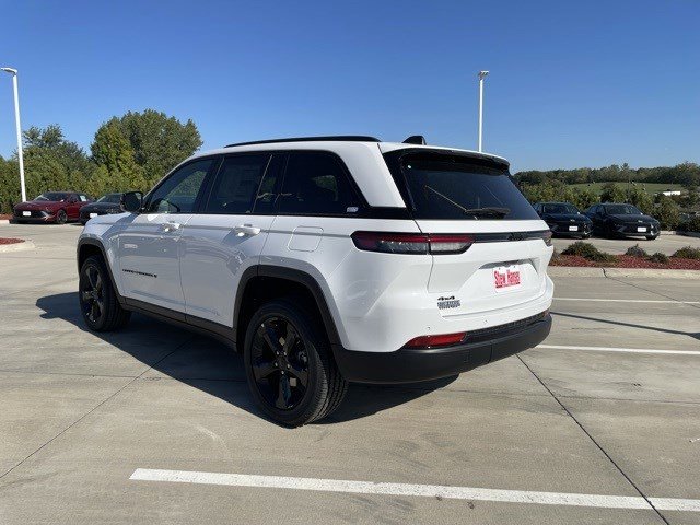 2025 Jeep Grand Cherokee Altitude photo 2