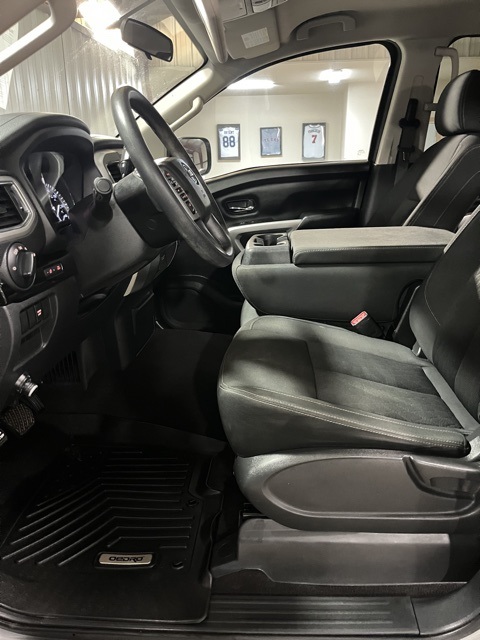 2019 Nissan Titan SV photo 9