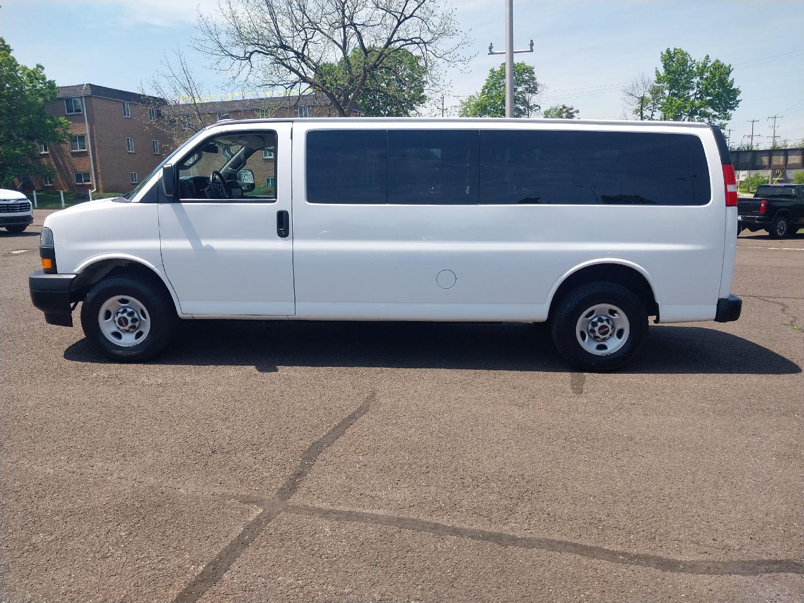 2023 Gmc Savana Passenger 3500 LS photo 3