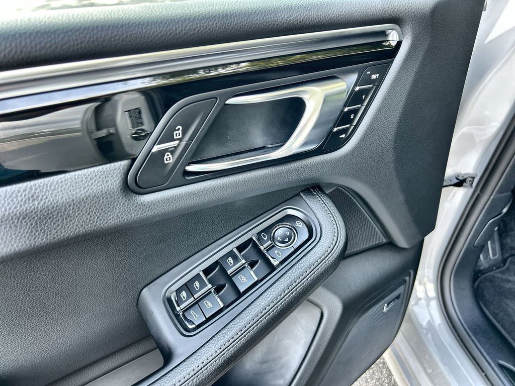 2024 Porsche Macan Base photo 17