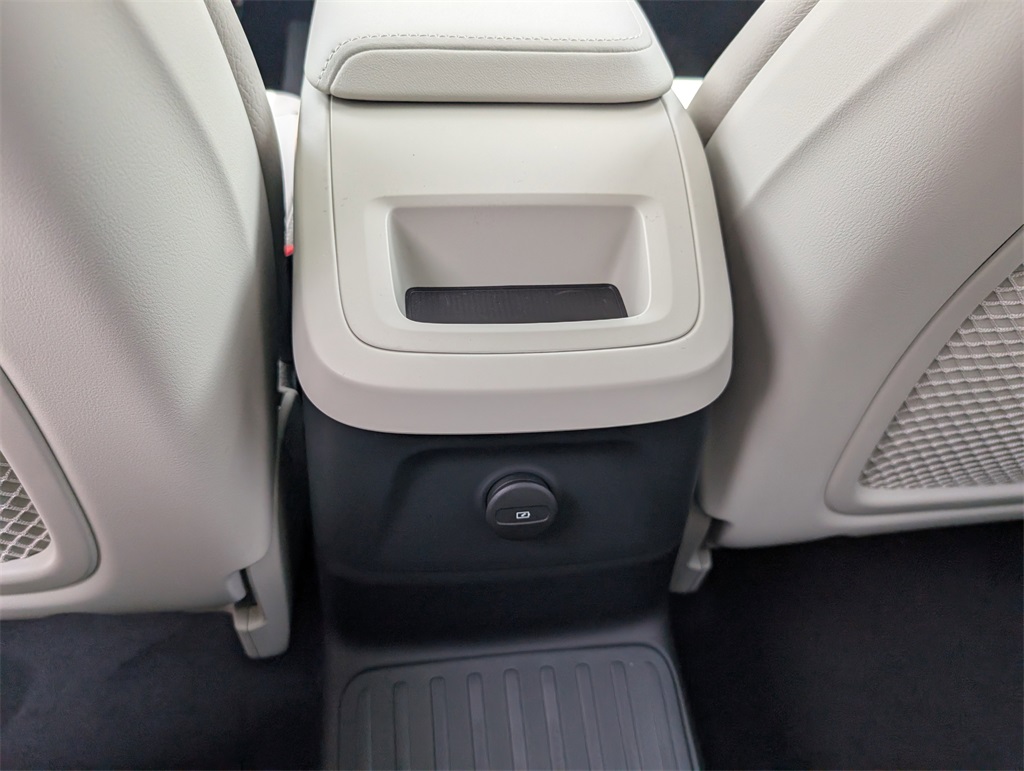 2025 Volvo XC60 Hybrid T8 Plus photo 13