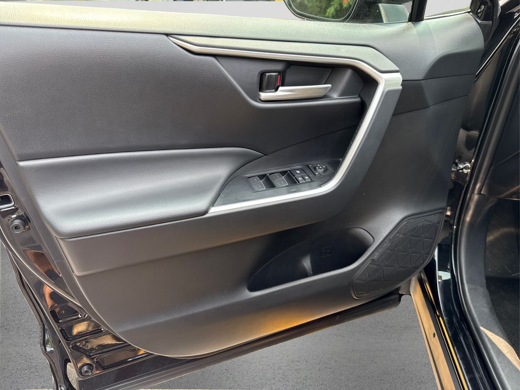 2025 Toyota RAV4 XLE photo 22