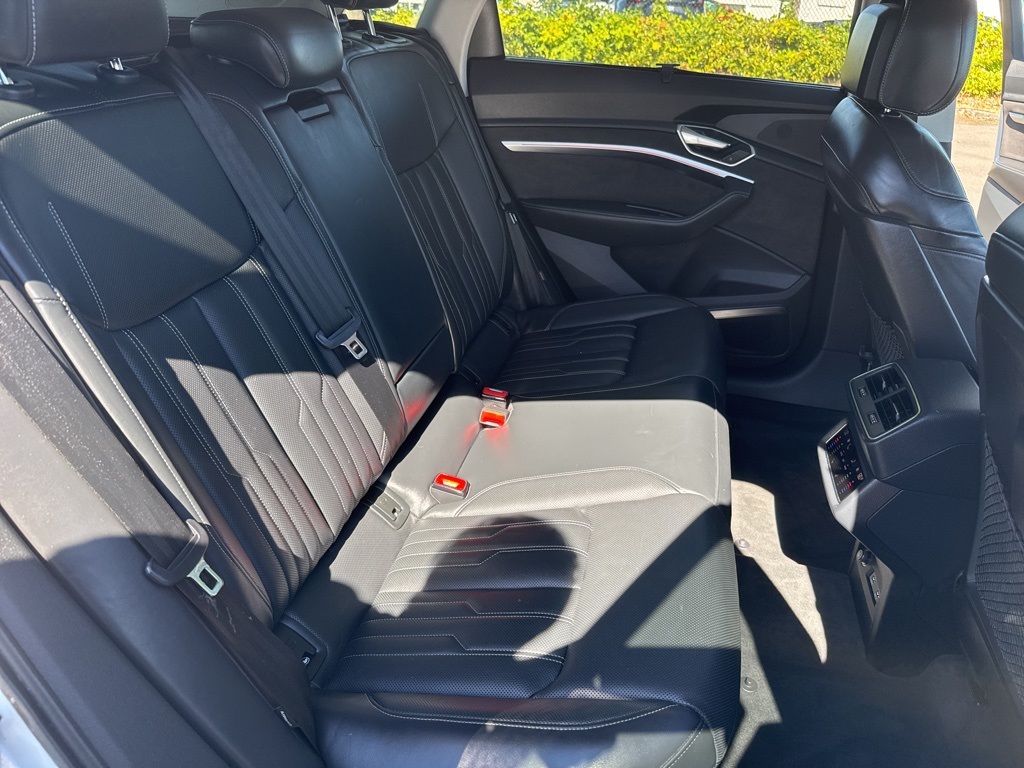 2019 Audi e-tron Premium Plus photo 30
