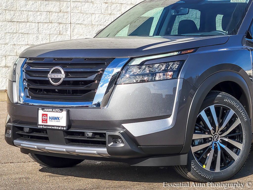 2025 Nissan Pathfinder Platinum photo 2