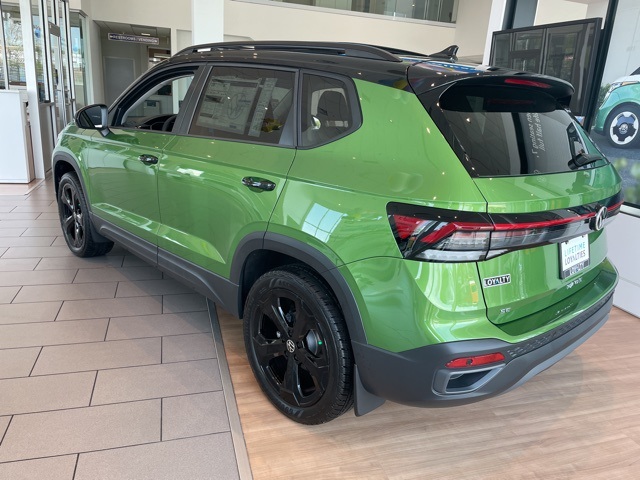 2025 Volkswagen Taos SE photo 4