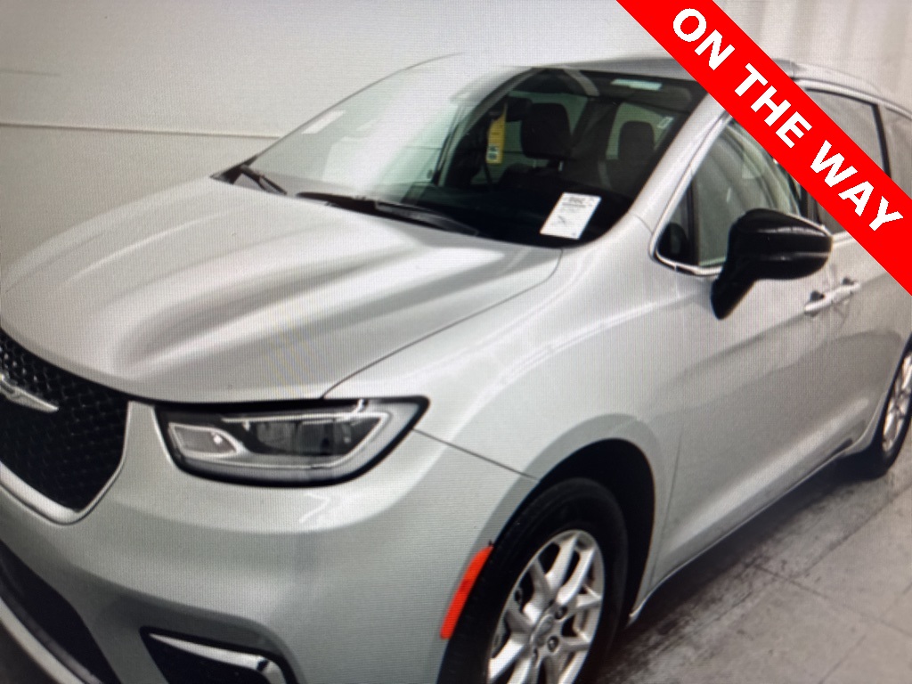 2024 Chrysler Pacifica Touring L's photo