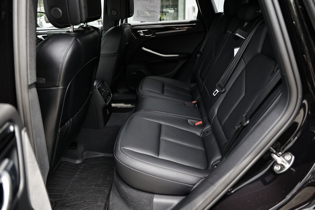 2025 Porsche Macan T photo 29