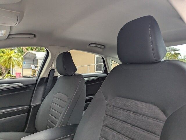 2020 Ford Fusion SE photo 11