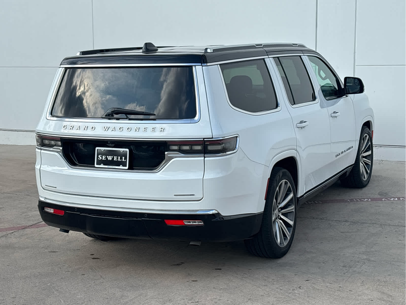 2023 Jeep Grand Wagoneer II photo 4