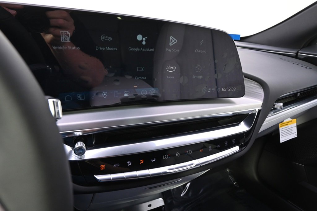 2025 Cadillac Lyriq Luxury photo 21
