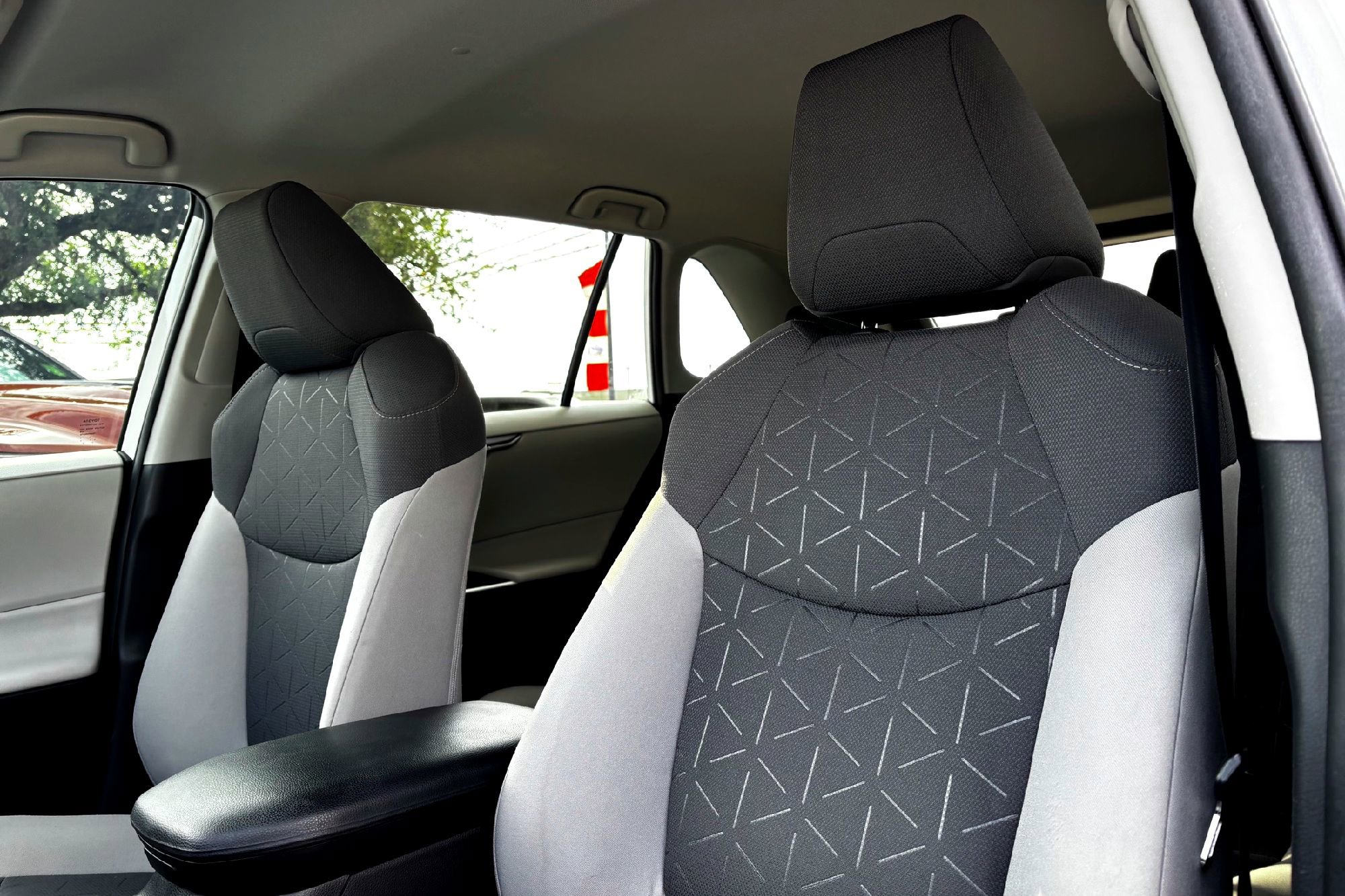2021 Toyota RAV4 XLE photo 7
