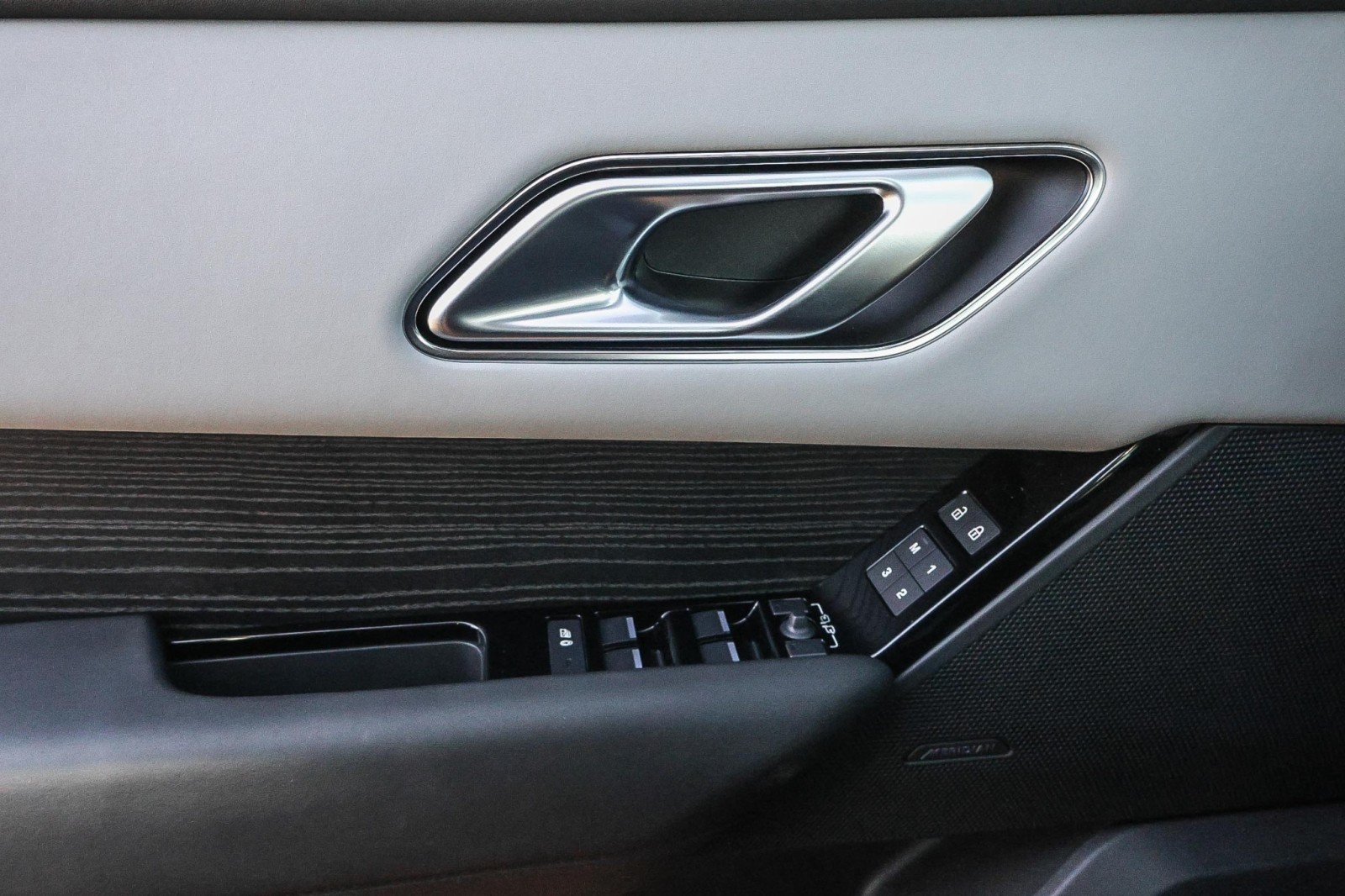 2026 Land Rover Range Rover Velar SE photo 19