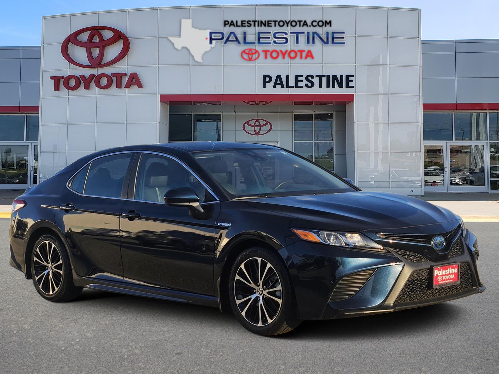 2020 Toyota Camry SE's photo