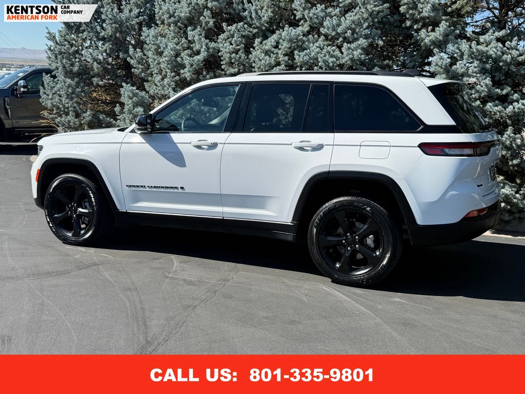 2023 Jeep Grand Cherokee Laredo Altitude photo 5