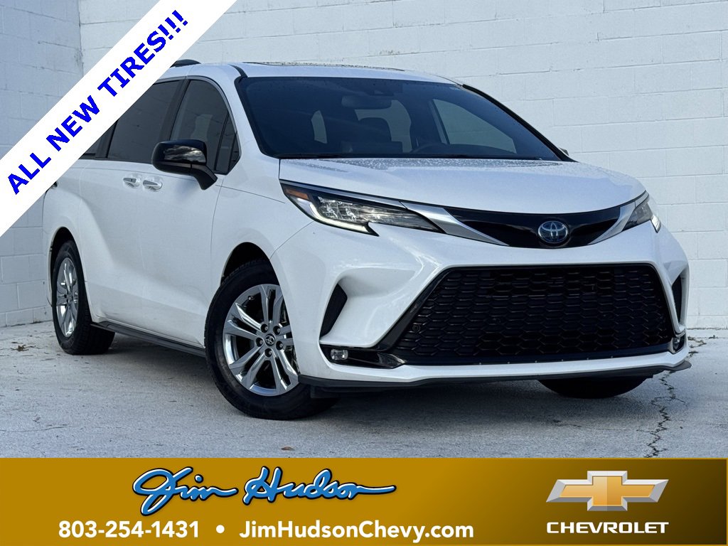 2023 Toyota Sienna XSE's photo