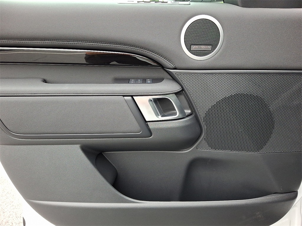 2025 Land Rover Discovery S photo 7