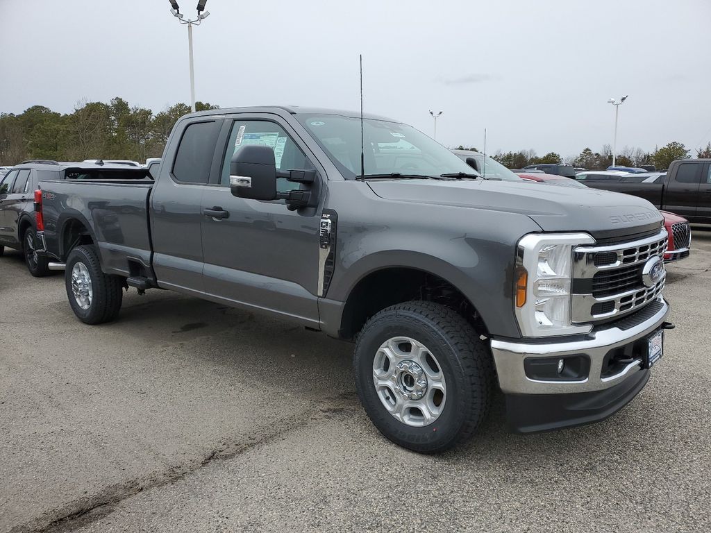 2025 Ford F-350 Super Duty XLT's photo