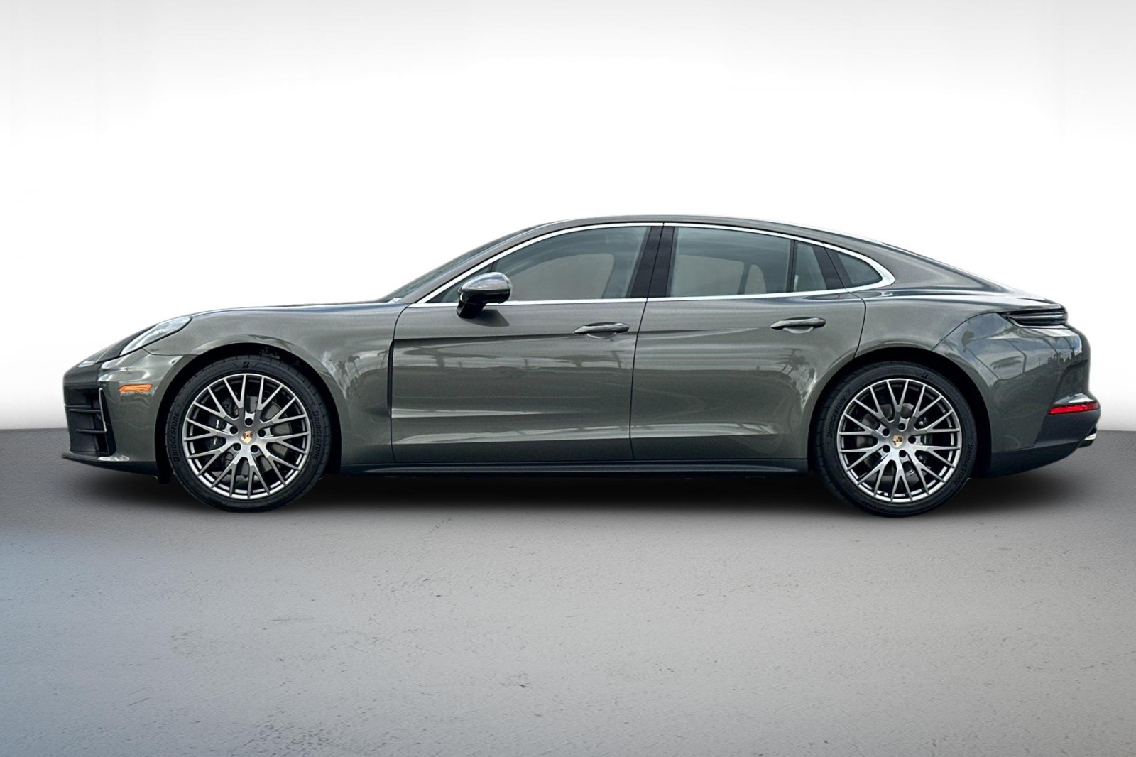 2025 Porsche Panamera 4 photo 2
