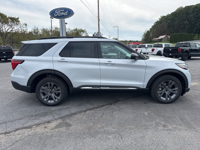 2025 Ford Explorer photo 3
