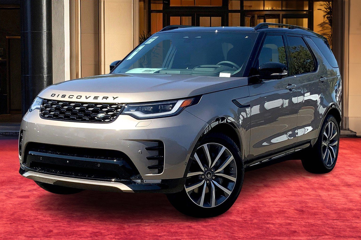 2025 Land Rover Discovery Dynamic SE's photo
