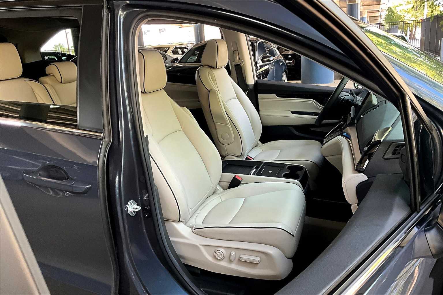 2025 Honda Odyssey Touring photo 8