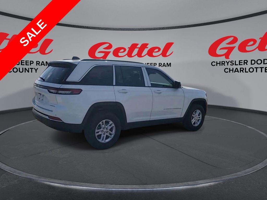 2025 Jeep Grand Cherokee Laredo photo 2