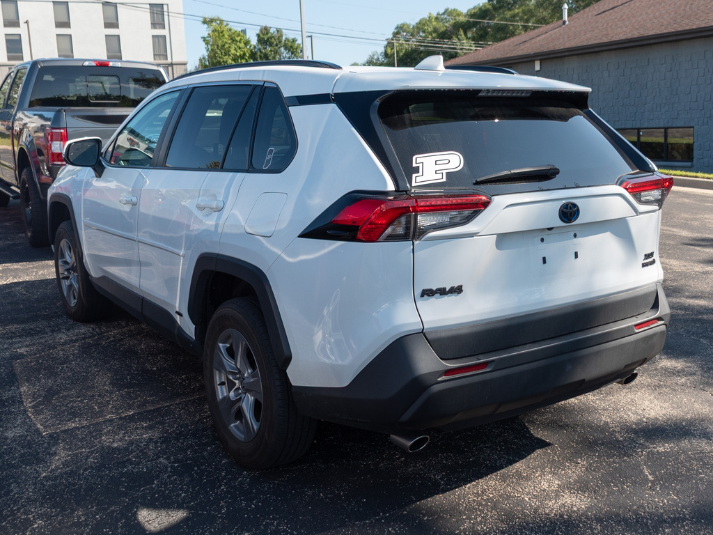 2022 Toyota RAV4 XLE photo 2