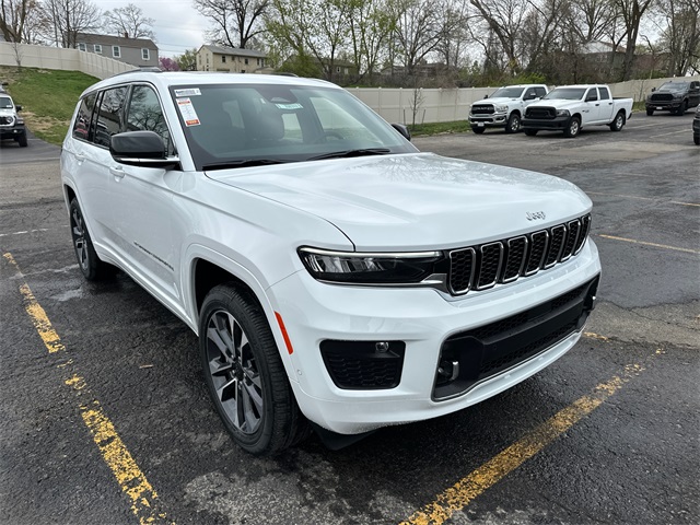 2025 Jeep Grand Cherokee Overland photo 4