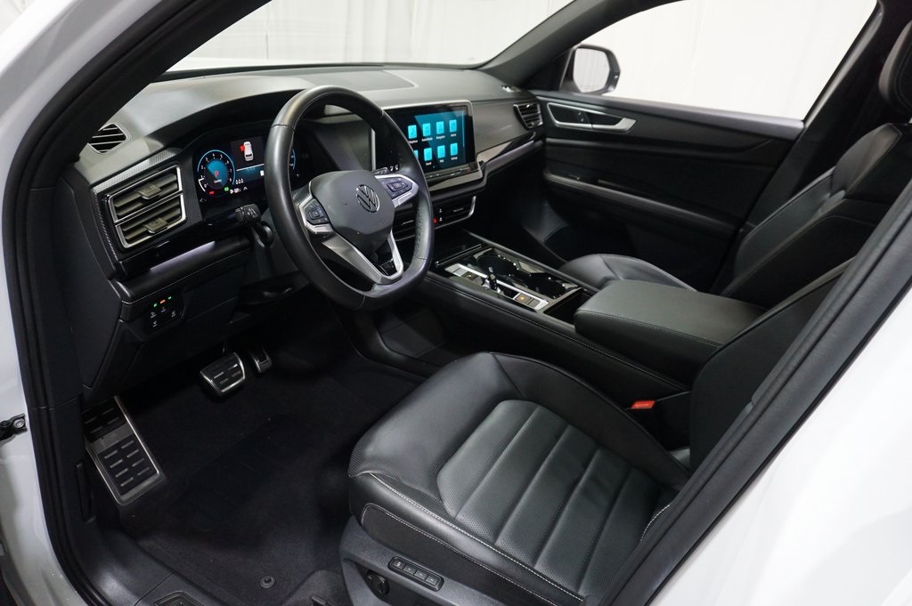 2025 Volkswagen Atlas Cross Sport SEL R-Line photo 9