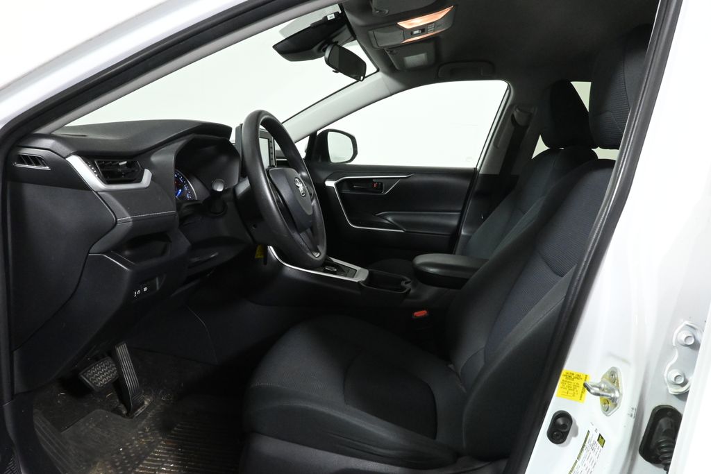 2019 Toyota RAV4 Hybrid LE photo 3