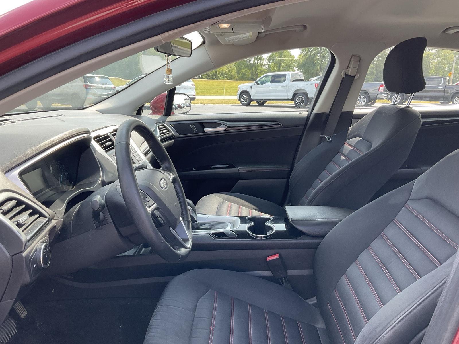 2016 Ford Fusion SE photo 9