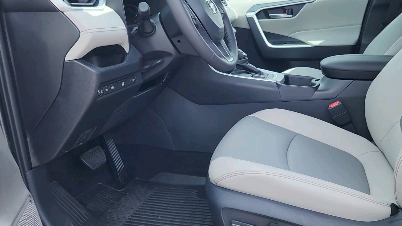 2025 Toyota RAV4 XLE Premium photo 15