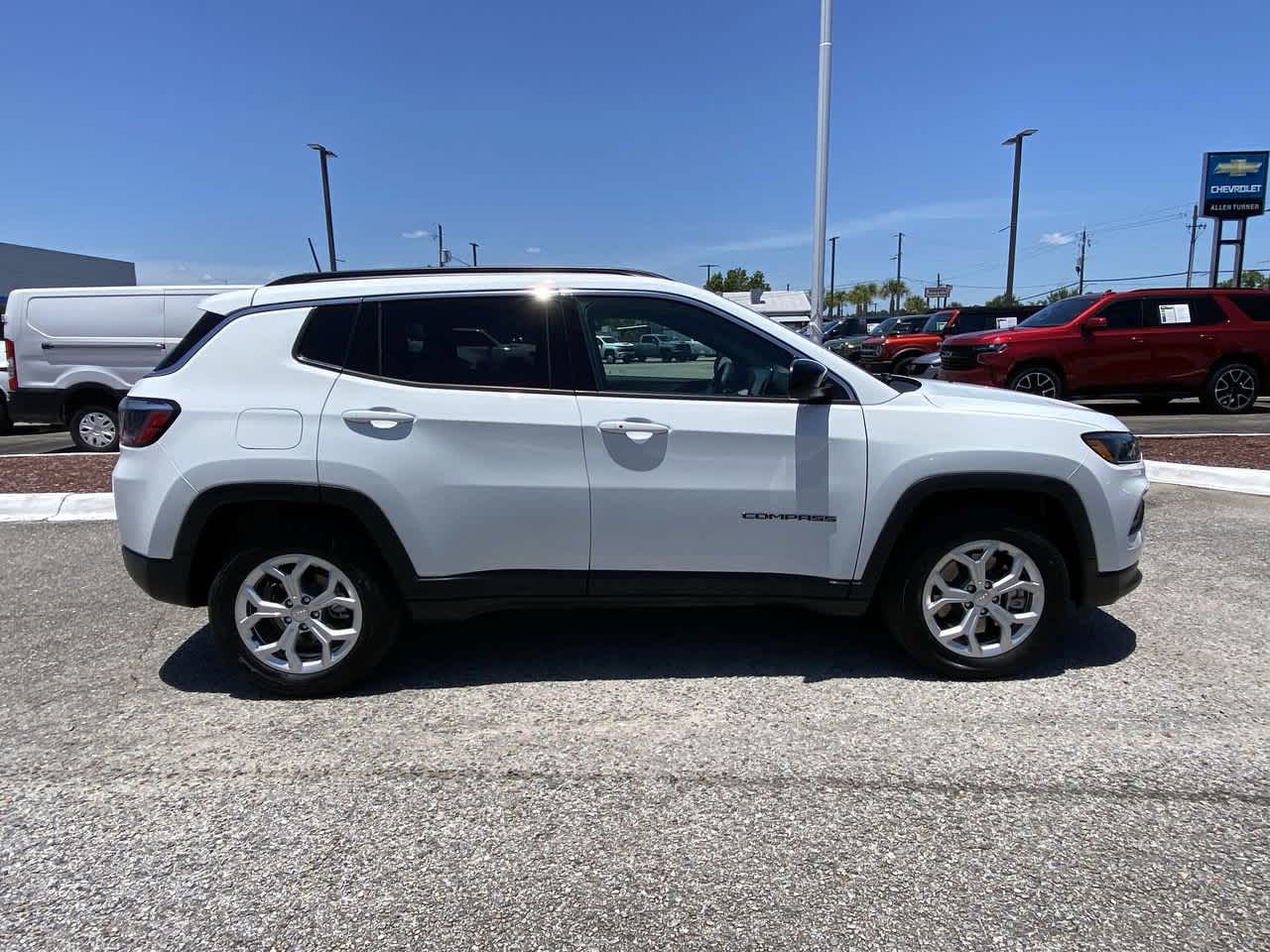 2024 Jeep Compass Latitude photo 2
