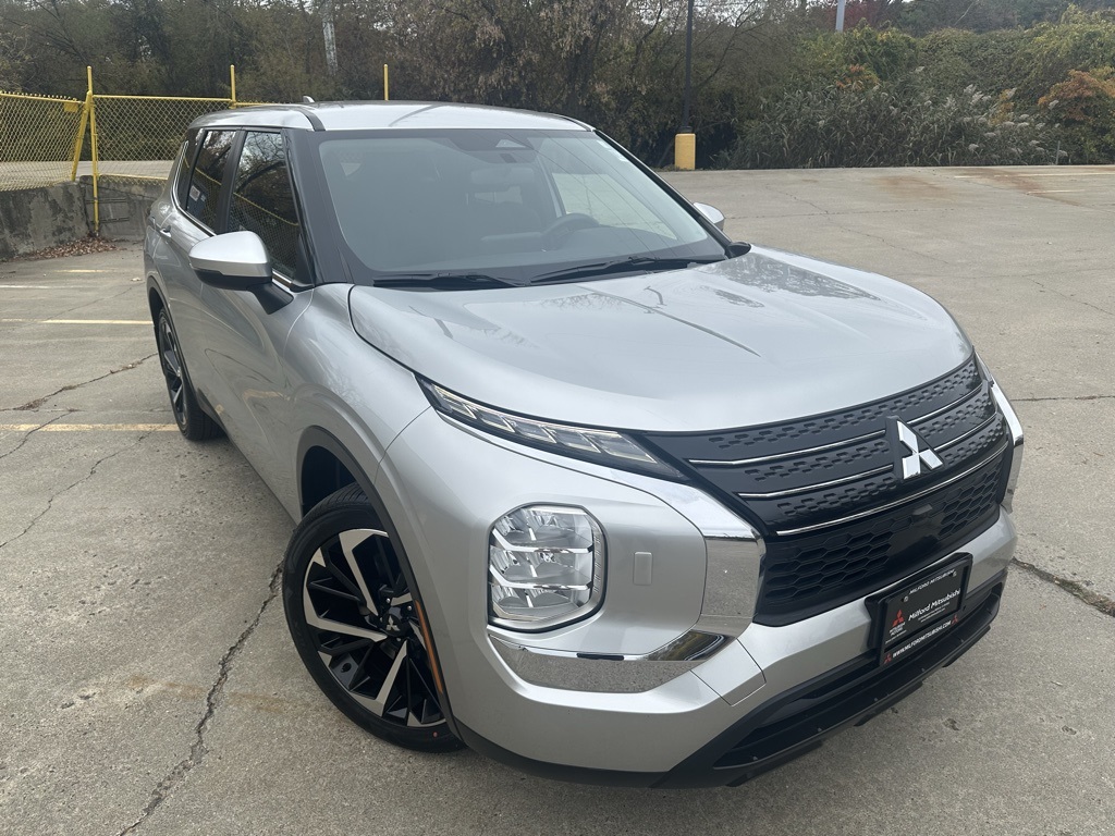 2022 Mitsubishi Outlander ES's photo