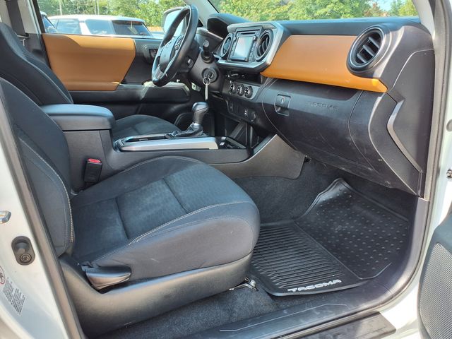2016 Toyota Tacoma SR5 photo 17
