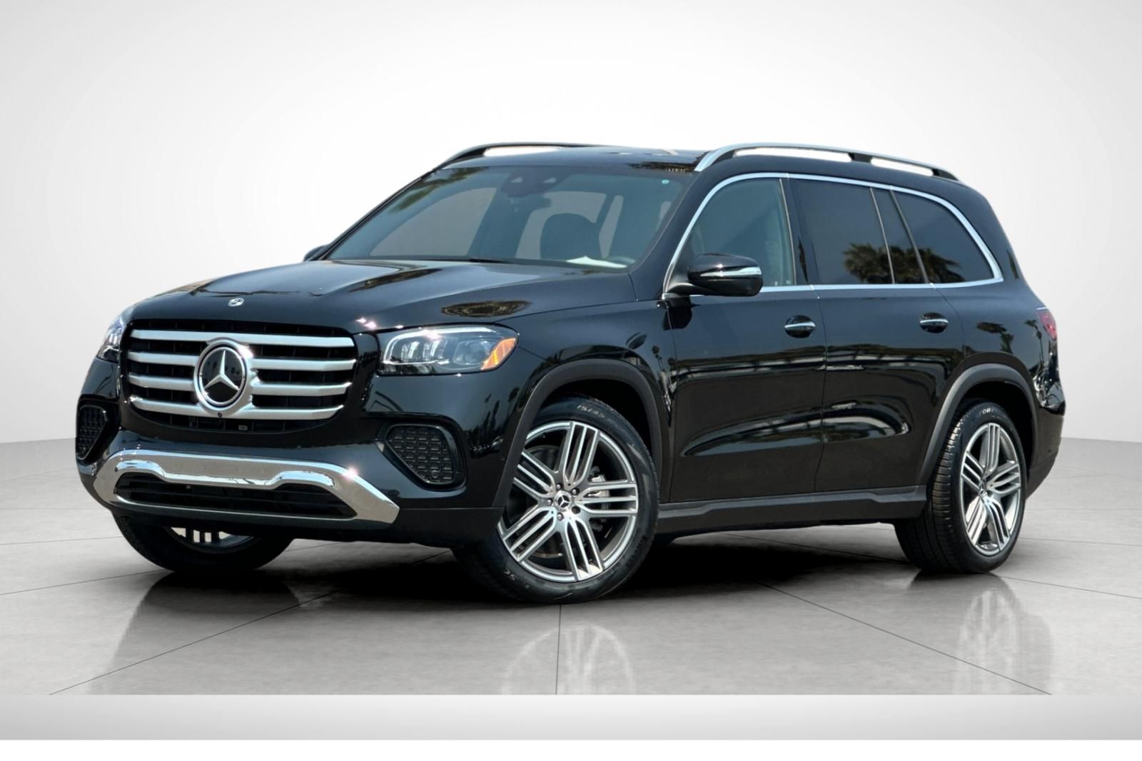 2025 Mercedes Benz GLS 450 4MATIC photo 2