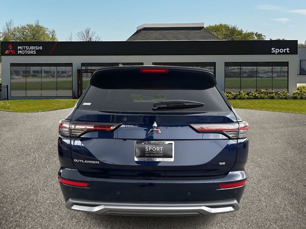 2025 Mitsubishi Outlander SE photo 4