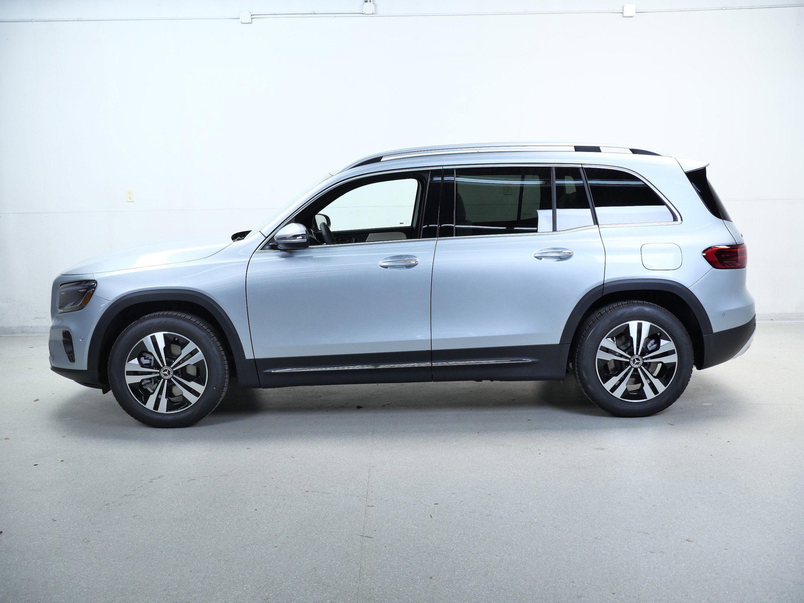 2026 Mercedes Benz GLB 250 4MATIC photo 4