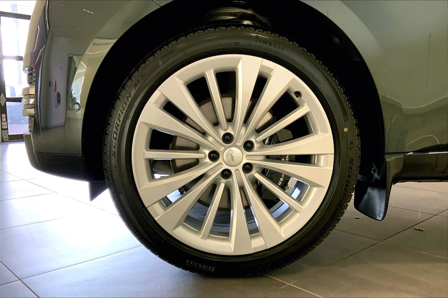 2025 Land Rover Range Rover SE photo 9