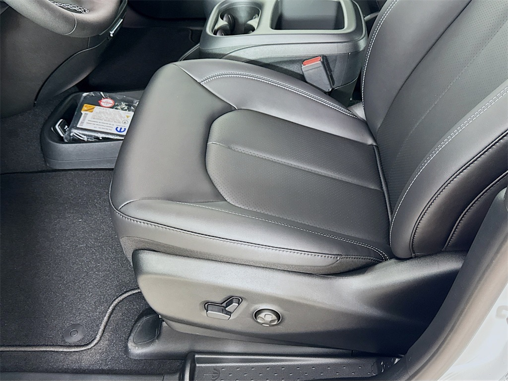 2025 Chrysler Pacifica photo 18