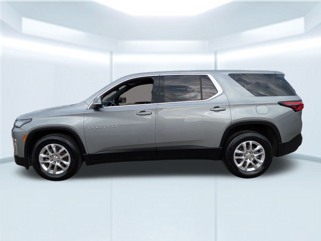 2023 Chevrolet Traverse LS photo 2