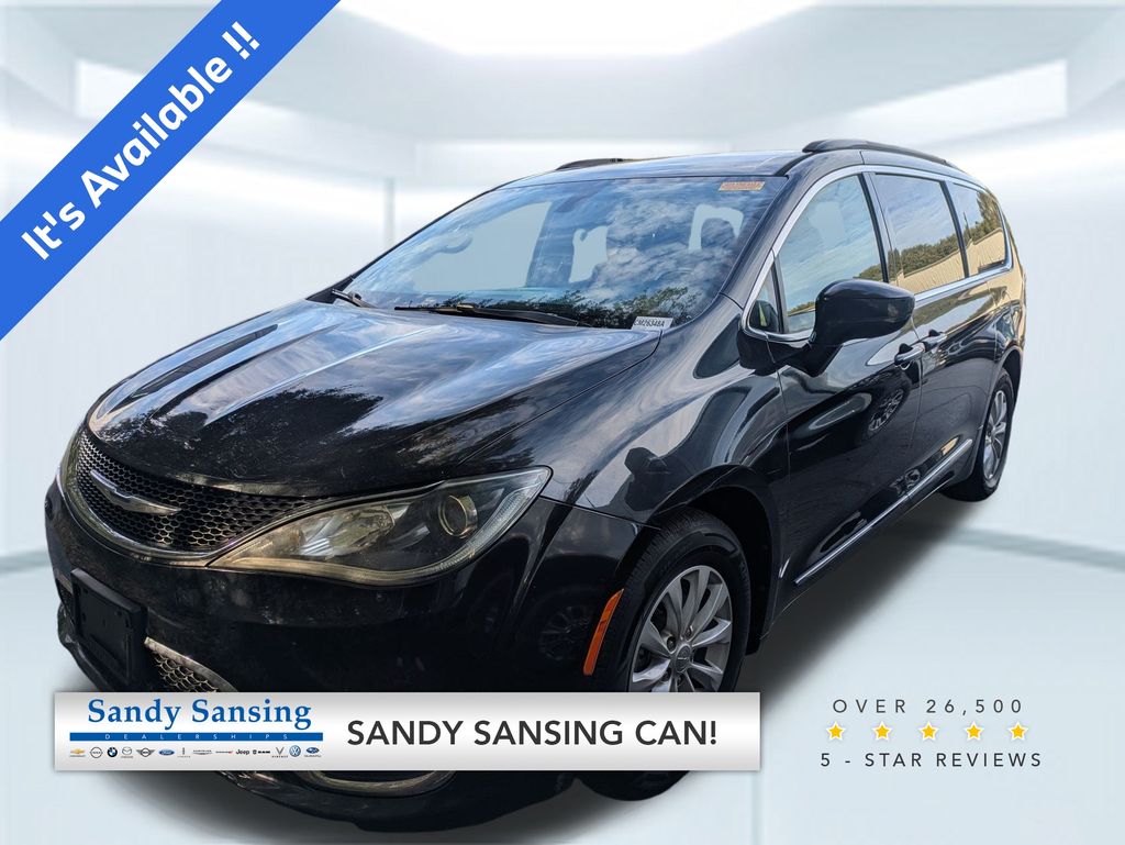 2017 Chrysler Pacifica Touring-L's photo