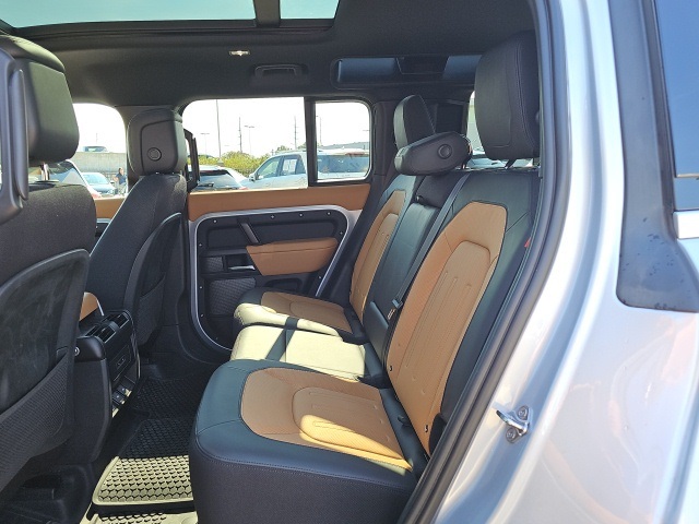 2024 Land Rover Defender 110 photo 16