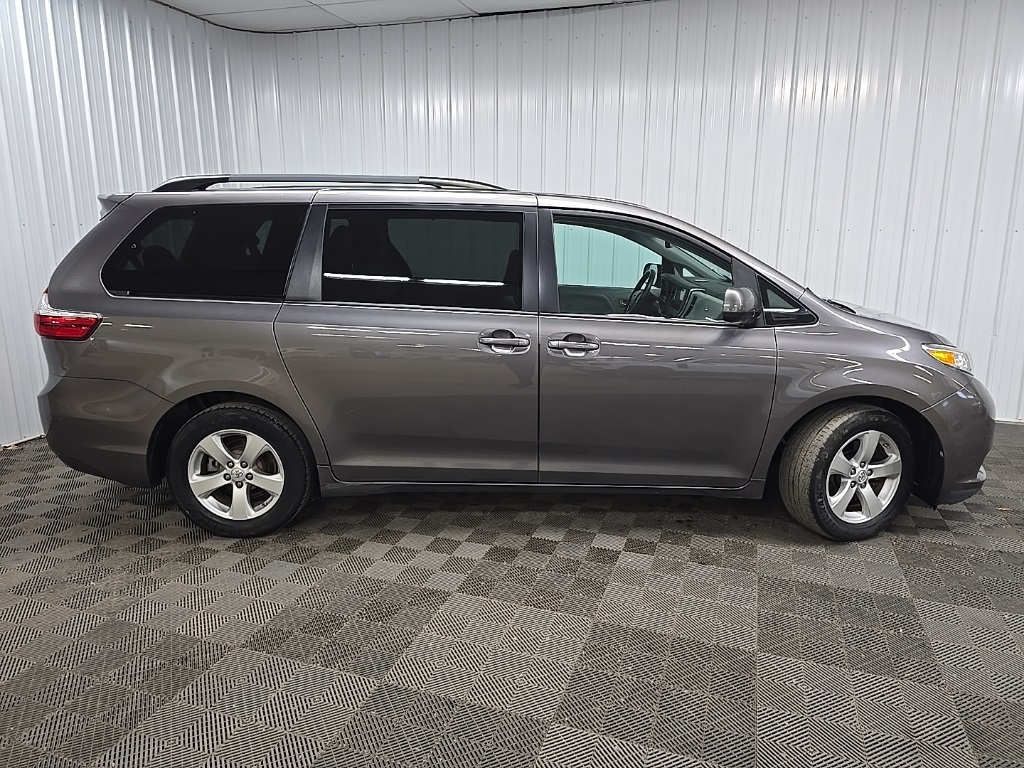 2017 Toyota Sienna L photo 2
