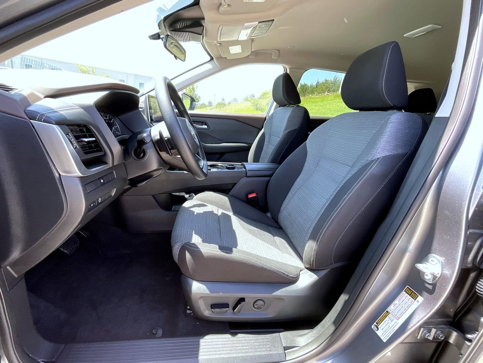 2023 Nissan Rogue SV photo 10