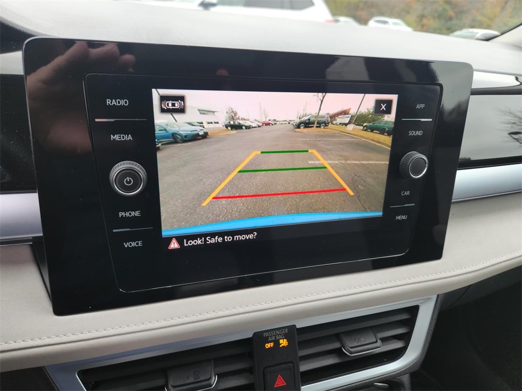 2025 Volkswagen Taos SE photo 4