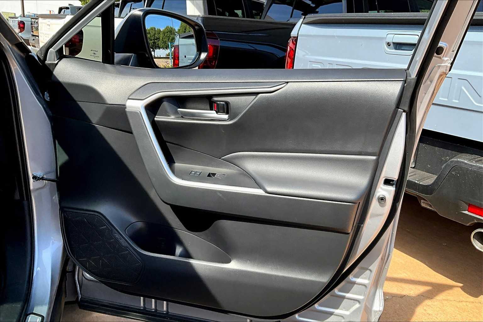 2023 Toyota RAV4 XLE photo 21