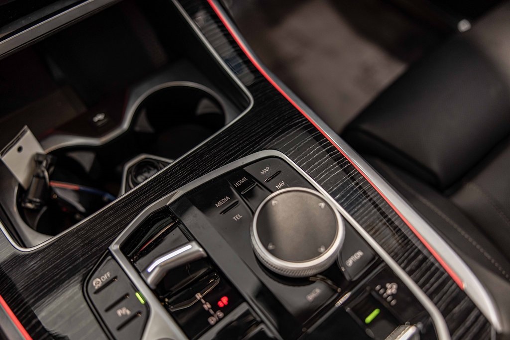 2025 BMW X7 - Image 32