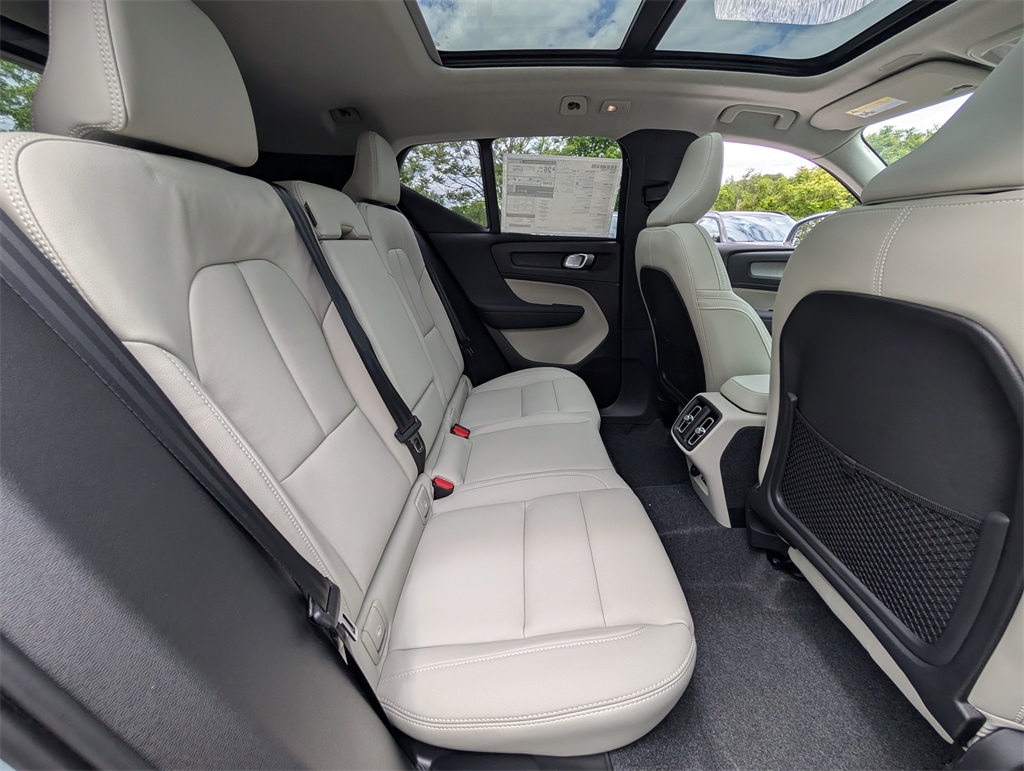 2025 Volvo XC40 photo 3