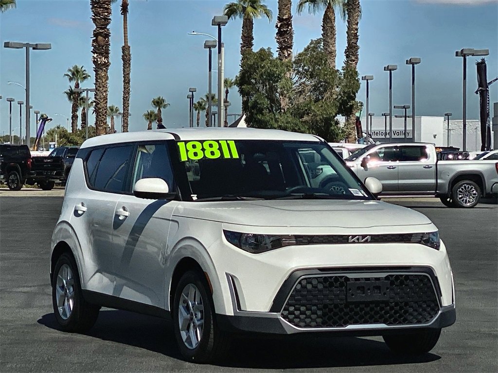2024 Kia Soul LX photo 2